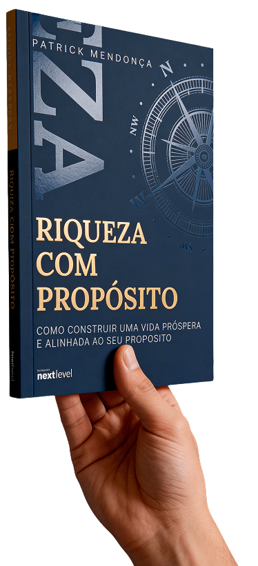 Livro Riqueza com Propósito segurado na mão